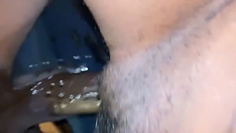 Een Volwassen Moeder Raakt Intiem Met De Moeder Van De Vriend Van Haar Zoon Terwijl Hij Weg Is Om Te Winkelen