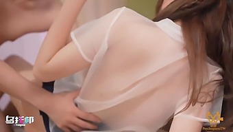 Asiatisk Tenåringsbabe Får En Massiv Belastning På Sine Store Naturlige Pupper I Virkelighetens Sexscene