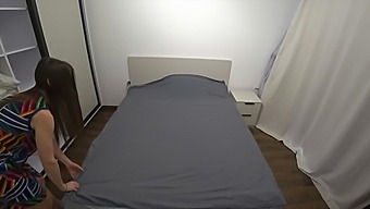 Getrouwde Vrouw Slaapt Met Haar Vriend Op Het Bed Van Haar Man